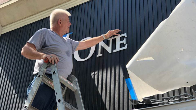 Sign Installation, Pittsburgh sign installation, commercial sign installation, professional sign installer, installation, Install, Install sign, Pittsburgh business sign, hanging signs, mounting signs, digitally printed signs, digitally printed graphics